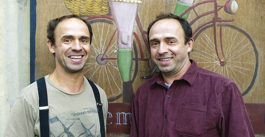 Petr (vlevo) a Matěj Formani zdraví  z letošního Open Air festivalu ARENA