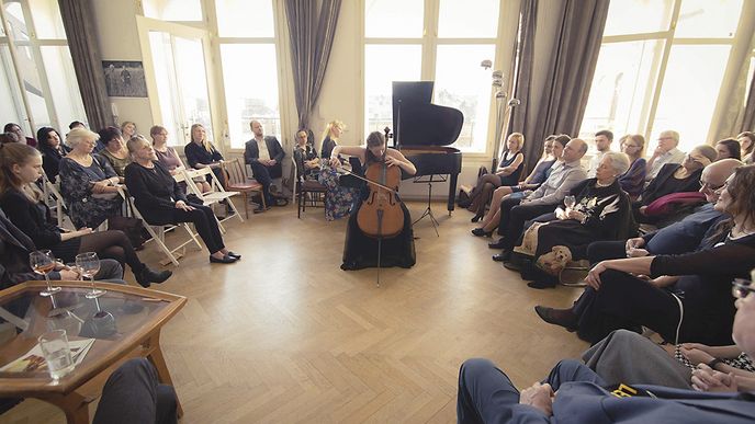 Aplikace týdne: Vážný zájem. Cellista Tomáš Jamník, neúnavný propagátor domácích koncertů, oznámil na Facebooku spuštění aplikace Vážný zájem, která dokáže propojit všechny zájemce o domácí muzicírování. Po registraci vyplníte vlastní profil, ať už jste pořadatel, hráč, nebo posluchač. Objevíte se tak na mapě a okamžitě uvidíte, kdo ve vašem okolí má také „vážný zájem“. Pak už stačí rozkliknout konkrétní profil a napsat přívětivou zprávu. Některé z koncertů jsou soukromé, na ty veřejné je možné rezervovat si místo.