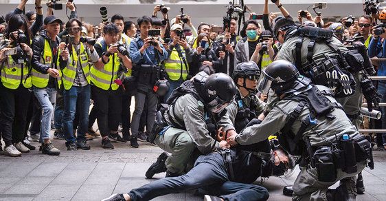 Zásah proti demonstrantům v Hongkongu. Peking se rozhodl na tomto území zničit demokracii.