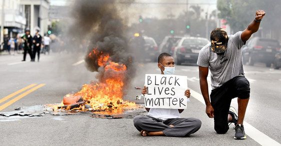 Černé a modré životy: Proč policejní zákroky vyvolávají v USA takové emoce