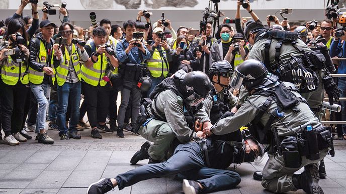 Zásah proti demonstrantům v Hongkongu. Peking se rozhodl na tomto území zničit demokracii.