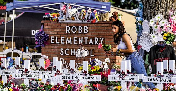 Pieta za oběti masakru v texaské základní škole v Uvalde, kde střelec připravil o život 21 lidí, včetně 19 dětí