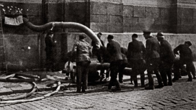 Pražští hasiči před chrámem sv. Cyrila a Metoděje v Resslově ulici, 18. 6. 1942