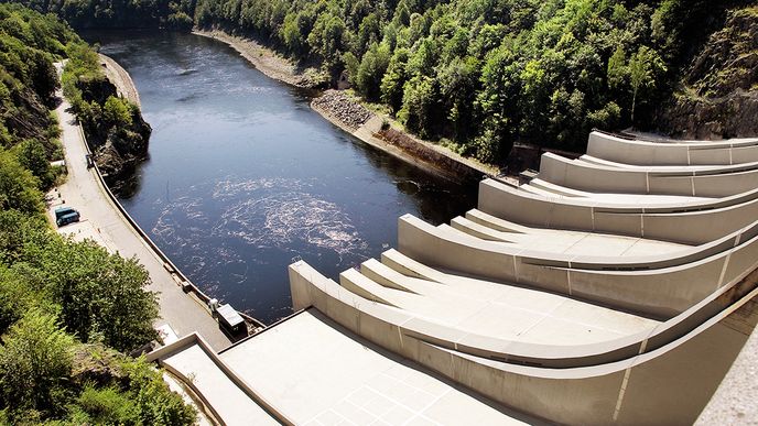 Stupínky na Vltavě: Lipno, Hněvkovice, Kořensko, Orlík, Kamýk, Slapy, Štěchovice, Vrané – to je vltavská kaskáda, jinými slovy soustava vodních děl na naší nejdelší řece. Vznikala docela dlouho, mezi roky 1930 a 1992, a mimo jiné přinesla nejen spoustu bezemisně vyrobených megawattů elektřiny, nové rekreační oblasti nebo větší bezpečí při vodních kalamitách, ale také konec řady magických míst, mezi nimiž zaujímají přední postavení Svatojánské proudy, pohlcené Štěchovicemi. O nich je známo, že byly krásné, ale také zrádné, takže mnozí voraři se před vjezdem do nich modlili. V roce 1960 však pro změnu Orlická přehrada, mimochodem zadržující největší objem vody (možné maximum skoro 717 000 000 metrů ­krychlových), tradici plavení dřeva ukončila…