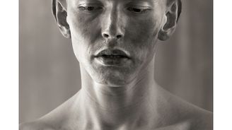 Pomíjivost s dotekem baroka. Fotografie Ivana Pinkavy ukazují tělo jako odraz světa, který míří k zániku