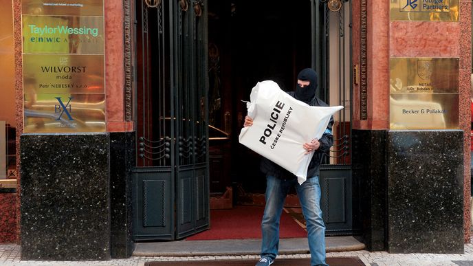 Z kanceláří  Ivo Rittiga odnášela policie velké pytle. Šlo pravděpodobně o počítače s neškodným obsahem, tvrdí jeho advokátka