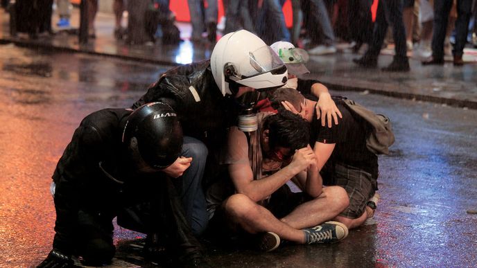 Podle Erdogana a jeho stoupenců slouží tihle mladí lidé teroristům  a patří na ně vodní děla