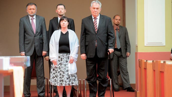 Miloš Zeman a jeho paní  Ivana Zemanová  při předávání maturitního vysvědčení  jejich dceři Kateřině v budově  pražského magistrátu