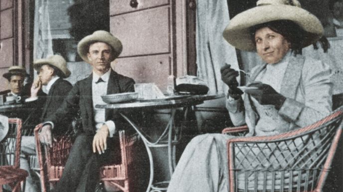 SLADKÉ LÉTO 1910 a siesta před vinohradskou Malíkovou kavárnou. Na snímku věhlasná novinářka a spisovatelka Olga Fastrová s panem Homolou.