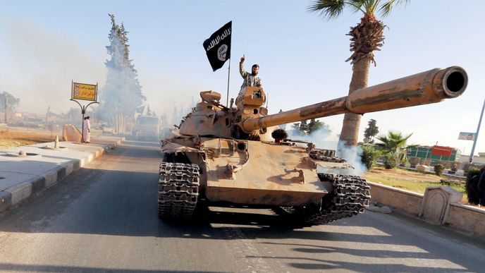 Černá vlajka a zbraně. Militantní bojovníci oslavují v syrské Raqqa vyhlášení Islámského „chalifátu“.