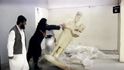 I to je tvář radikálního islámu: džihádisté ničí starověké artefakty  v Mosulském muzeu
