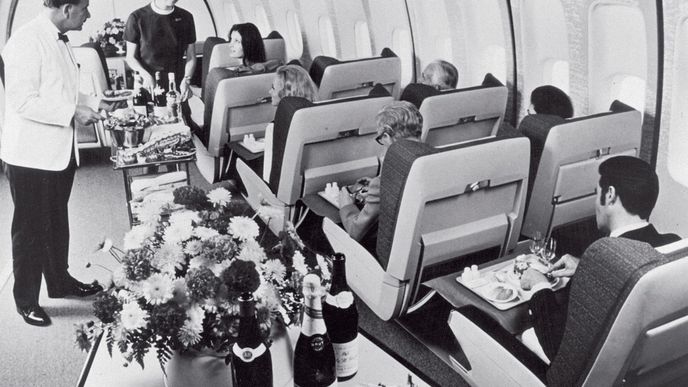 Na fotce z roku 1975 předvádí modelka Jenny Clare, jak snadno se dalo relaxovat na palubách letadla Jumbo Jet 747 patřícího Singapore International Airlines. Stačilo vystoupat třináct magických schodů do oddělení první třídy.