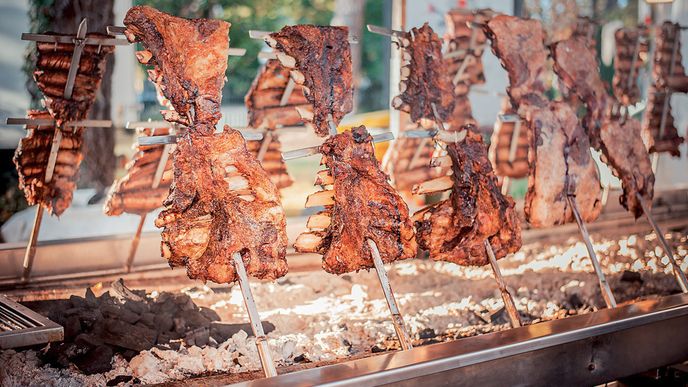 Pravé asado se musí dělat nad žhavými uhlíky, tvar grilovacích roštů už je volitelný