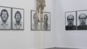 V popředí: Michal Gabriel, Levitace (2016, nerezová ocel), na stěnách: Jiří David, z cyklu Skryté podoby (1991 až 1995, černobílá fotografie)