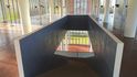 Interiér Památníku Tomáše Bati je překvapivě strohý – loučová světla, schodiště, které v bočním pohledu tvoří písmeno „Z“, barevná harmonie trikolóry