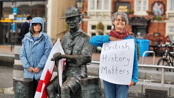 V Británii chtějí odstranit sochu zakladatele skautingu, generála Baden-Powella