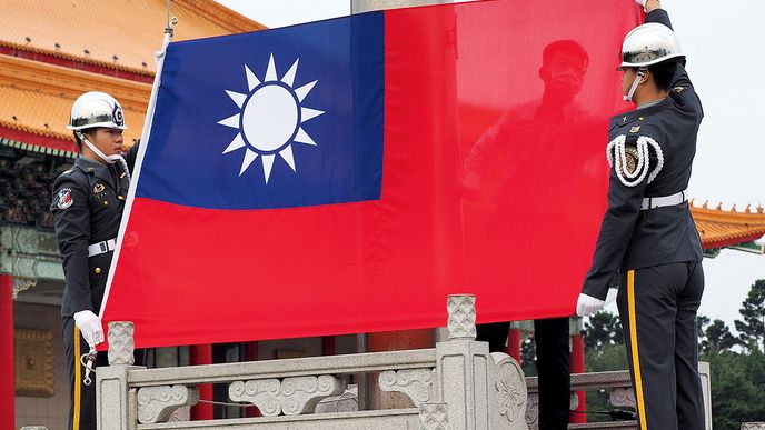 Tchajwanští vojáci s vlajkou republiky v hlavním městě Tchaj-pej