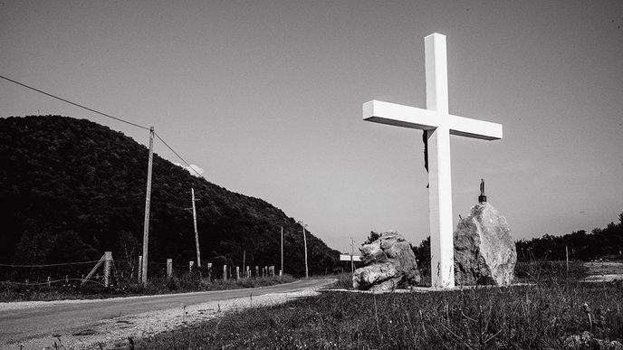 Kříž nedaleko bývalého koncentračního tábora Jadovno