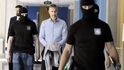 Michala Redla, který měl údajně organizovat korupci kolem pražského dopravního podniku, si odvádí policie