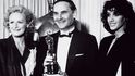 Hollywood ve velkém stylu. Theodor Pištěk s Oscarem za kostýmní návrhy na Amadea, ve společnosti Glenn Close (vlevo) a Jennifer Beals.