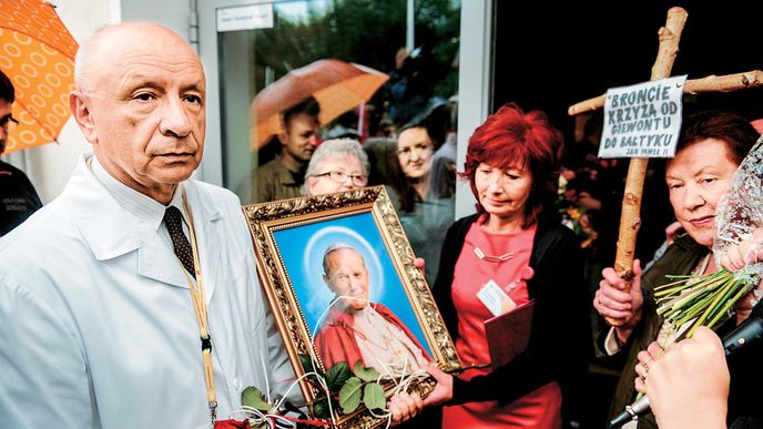 Bogdan Chazan.  Na podporu známého gynekologa a ředitele varšavské nemocnice,  odpůrce potratů, přišli demonstrovat věřící.