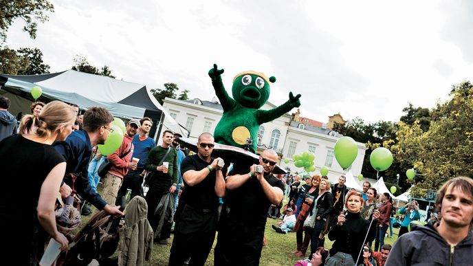 Zelený Raoul – a v něm tanečník Jesus – na triumfální cestě