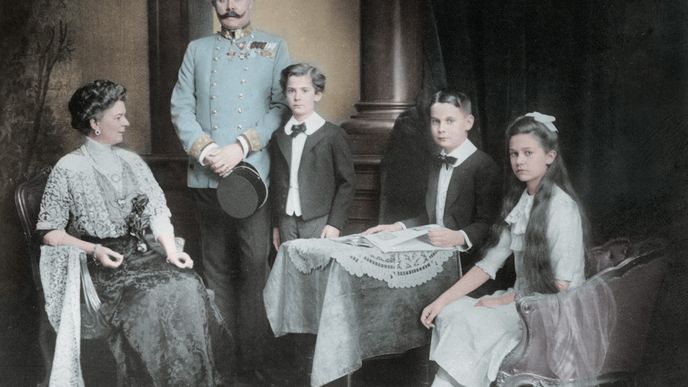 Manželství Ferdinanda d‘Este a Žofie Chotkové bylo velmi šťastné, požehnané třemi dětmi. Zleva: Arnošt (1904–1954), Maxmilián (1902–1962) a Žofie (1901–1990) z Hohenbergu.