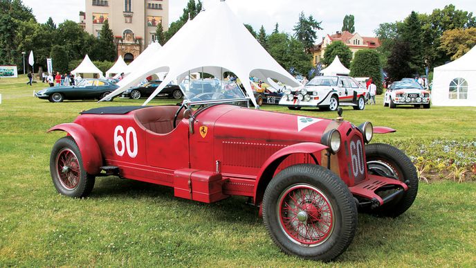 Alfa Romeo 8C Monza z 30. let pochází ze soukromé sbírky Ladislava Samohýla. K pohonu slouží kompresorem přeplňovaný osmiválec.  Cena tohoto vozu se pohybuje v desítkách miliónů korun.
