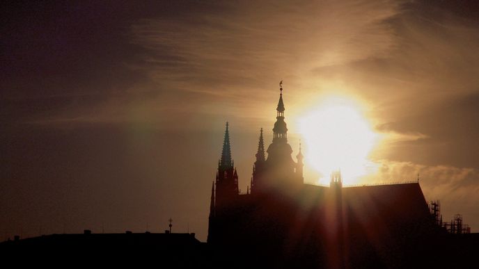 V PRAVÉ POLEDNE. V nejvyšším patře Staroměstské mostecké věže leží u soch sv. Zikmunda a sv. Vojtěcha lev, jehož stín právě v poledne 21. 6. padne na původní český erb – orlici. Je symbolikou spojení dávných a budoucích panovníků české země. 