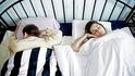 Autorka článku a obyvatel jejího pražského bytu: občasné sdílení lože ve vší počestnosti. To když spí na gauči vedle couchsurfer.