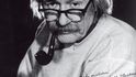 Jiří Voskovec s fajfkou a podpisem Albert E=mc2. V této masce herec odehrál hlavní roli v televizní komedii Dr. Einstein Before Lunch (Doktor Einstein před obědem), pořadu americké stanice NBC v roce 1973. Voskovec hrál Einsteina třikrát: poprvé ve slavné Brookově inscenaci Dürrenmattových Fyziků  v roce 1964, pak ještě dvakrát v televizi.
