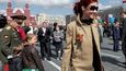 V Moskvě je dnes celebritou: otáčejí se holčičky i důstojníci