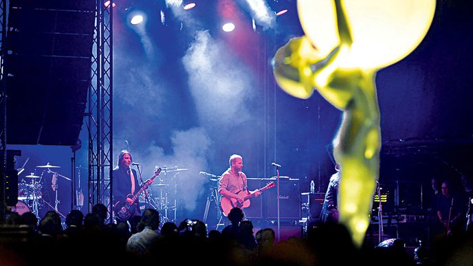 Glastonbury, legendární hudební festival, má za sebou další ročník s nezapomenutelnými vystoupeními Adele a Coldplay v roli headlinerů. Která jsou ale nejlepší vystoupení, jež se kdy na Glasto odehrála?