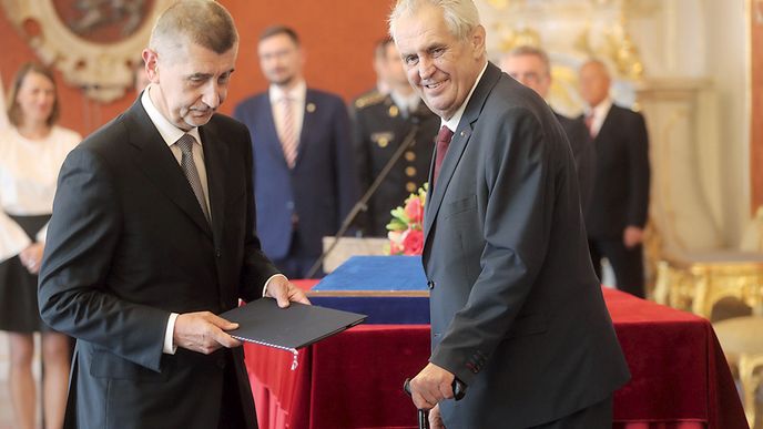 Andrej Babiš vyjednávat neumí, Miloš Zeman to umí až moc