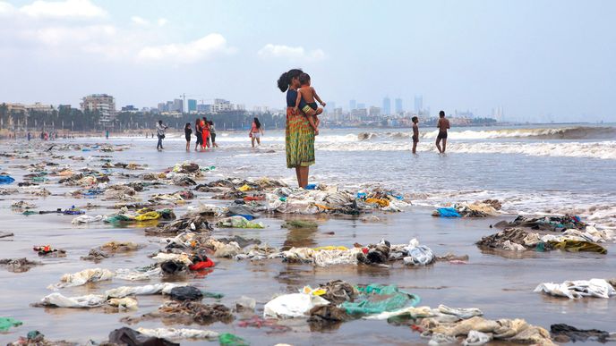 Červen 2018: Hromady plastů na pláži Juhu, oblíbeném místě v Bombaji. Země se utopila v plastovém znečištění. 