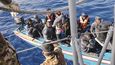 Libyjská pobřežní stráž přitahuje člun s migranty k zádi