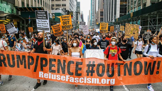 Demonstranti proti prezidentu Trumpovi, policejní brutalitě a rasové nespravedlnosti pochodují po celé Americe