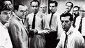 Dvanáct rozhněvaných mužů: biják, na který se nezapomíná. George Voskovec (třetí zprava vzadu) byl porotcem číslo 11,  Henry Fonda (uprostřed) představoval „osmičku“.