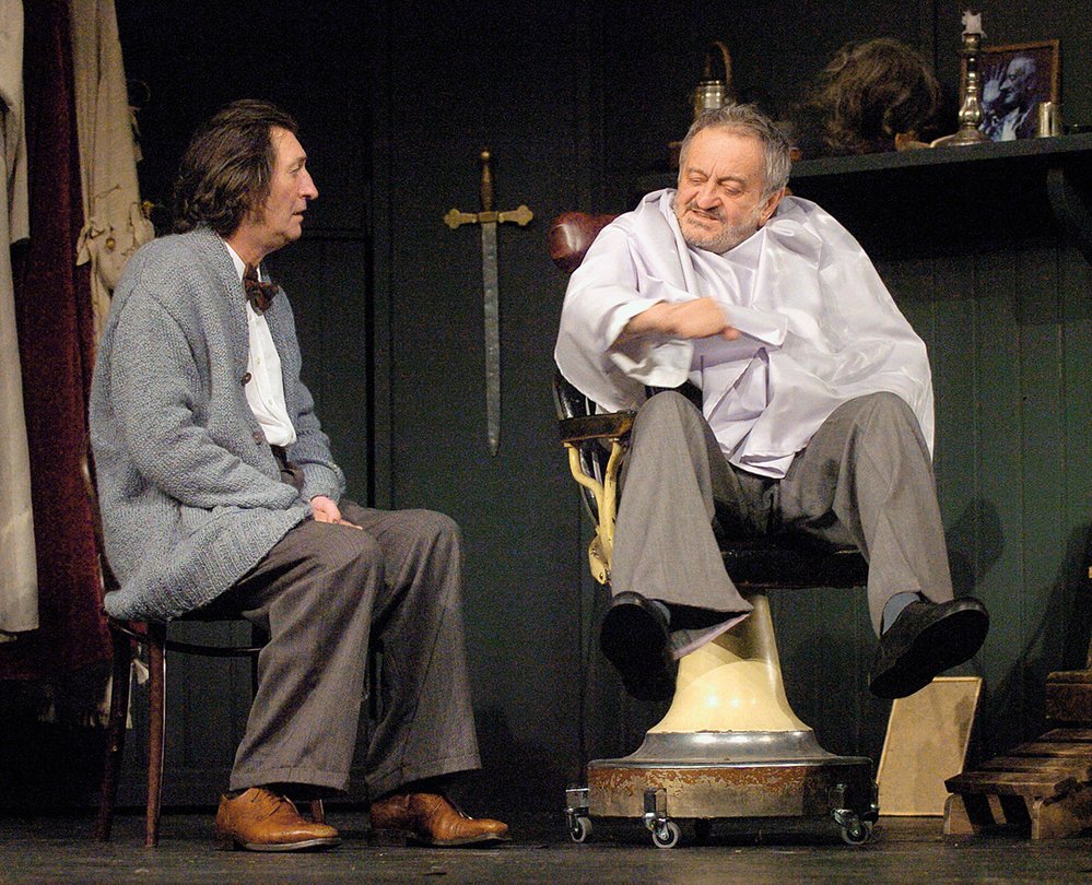 S Milanem Lasicou v česko-slovenské inscenaci Ronalda Harwooda Garderobiér, Divadlo Bolka Polívky, premiéra 1. 2. 2005