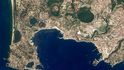 Satelitní snímek agentury ESA zobrazuje Neapolský záliv s patrnými krátery sopek