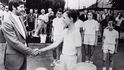 Wimbledonský vítěz Jan Kodeš blahopřeje vítězi turnaje Sparty Ivanu Lendlovi, červenec 1973