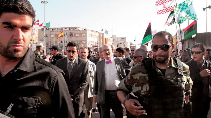 RYCHLE, RYCHLE! České a libyjské ochrance se nelíbilo, že ministr Schwarzenberg se „jen tak“ prochází po náměstí v Benghází.
