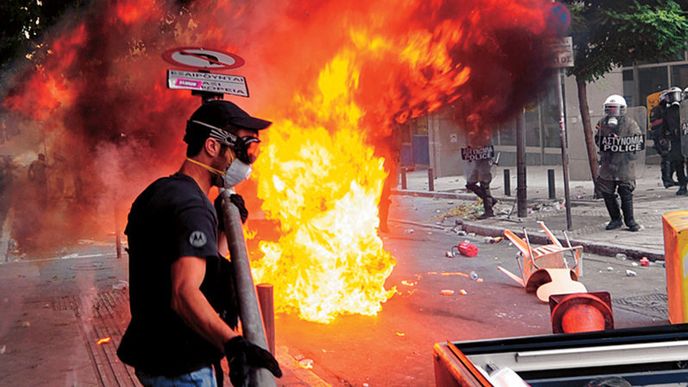 Hořící Athény a bojující demonstrant