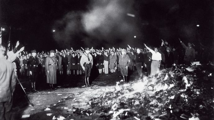 Takhle hoří dvacet tisíc svazků neárijské literatury. Za nelíčeného nadšení mladých nacistů požehnal na jednom z berlínských náměstí barbarskému ohni sám vůdce. 