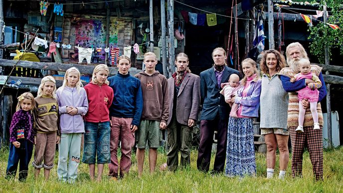 Zleva Rosa (7), Irenej (9),  Perla (12), Horymír (14), Severín (15), Silvestr (18), Prokop (22), Kašpar (25), Dorotka (26) s dcerou Hvězdoslavou (1), Simona Mlčochová (48) a Petr Mlčoch (56) s vnučkou Viktorkou (2).