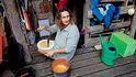 Simona krájí zeleninu na polévku: děti nejedí sladkosti, pokud jim je náhodou někdo nevěnuje