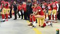 Symbol sjednocených Spojených států, americkou národní hymnu, Colin Kaepernick nezpochybňuje a válečných veteránů si váží