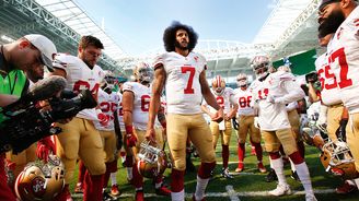 Colin Kaepernick: Jak se z „klečících protestů“ hráčů amerického fotbalu stal globální symbol