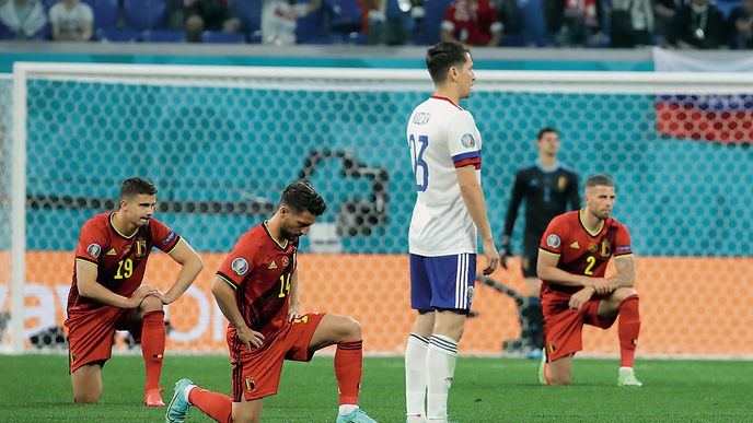 Klekací gesto se šíří po stadiónech, zde před zápasem Belgie vs Rusko poklekli belgičtí fotbalisté