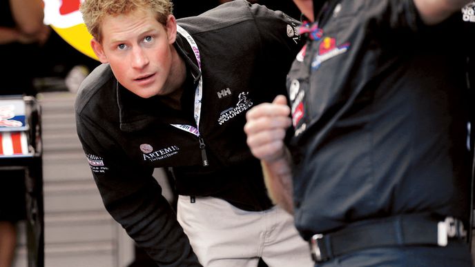 Princ Harry na nedělním závodě formule 1 na okruhu Silverstone. I členy královské rodiny nechal News of the World sledovat.